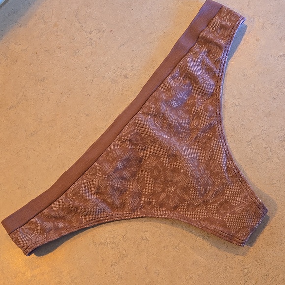 Victoria's Secret Thong - Picture 1 of 3